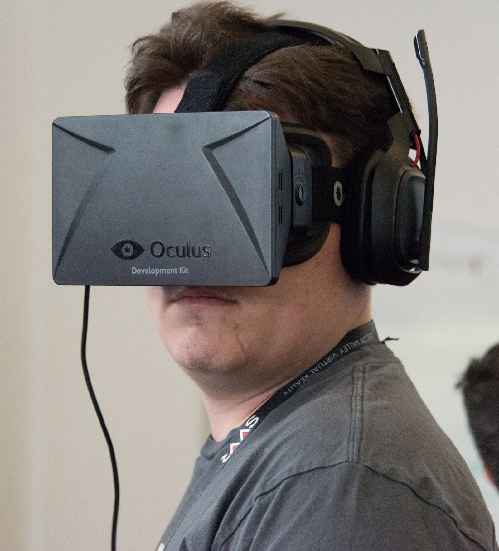 Palmer Luckey 戴著 Oculus Rift DK1（SVVR 2014）